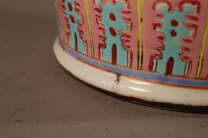 null CHINE, Canton, XIXe siècle	
Vase balustre en porcelaine émaillée polychrome...