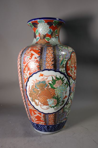 null JAPON, Imari
Epoque MEIJI (1868 - 1912)
Vase balustre en porcelaine émaillée...