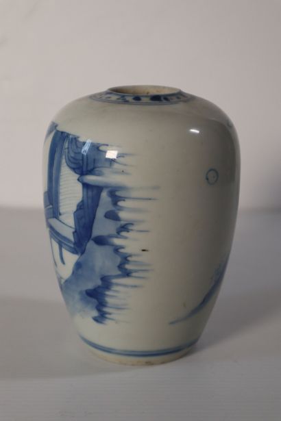 null CHINE, Epoque KANGXI (1662 - 1722)
Pot en porcelaine décorée en bleu sous couverte...