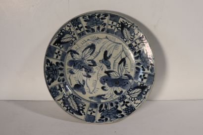null CHINE
Epoque KANGXI (1662 - 1722)
Assiette en porcelaine décorée en bleu sous...