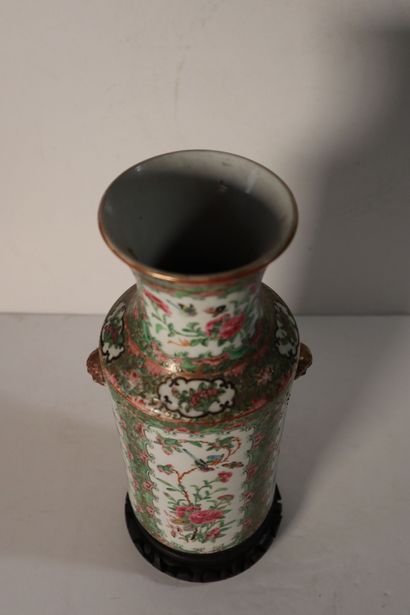 null CHINE, Canton, XIXe siècle
Vase de forme rouleau en porcelaine émaillée polychrome...