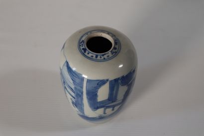null CHINA, KANGXI period (1662 - 1722)
Porcelain pot decorated in blue underglaze...