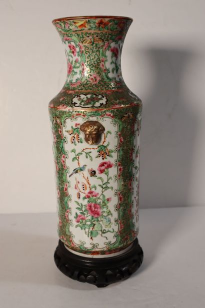 null CHINE, Canton, XIXe siècle
Vase de forme rouleau en porcelaine émaillée polychrome...