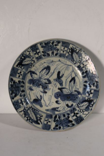 null CHINE
Epoque KANGXI (1662 - 1722)
Assiette en porcelaine décorée en bleu sous...