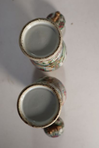 null CHINE, Canton
XIXe siècle
Paire de vases couverts en porcelaine décorée en émaux...