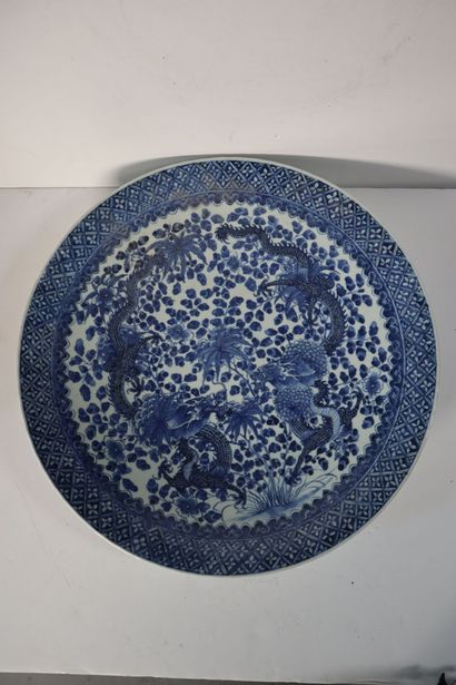 null CHINE, Canton
XIXe siècle
Plat en porcelaine décorée en bleus sous couverte...