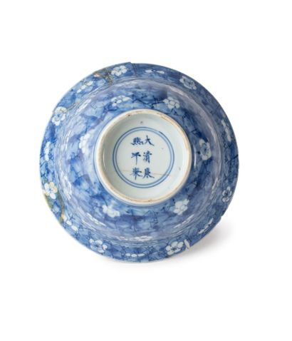 null CHINE
Epoque KANGXI (1662 - 1722)
Bol en porcelaine décorée en bleu sous couverte...