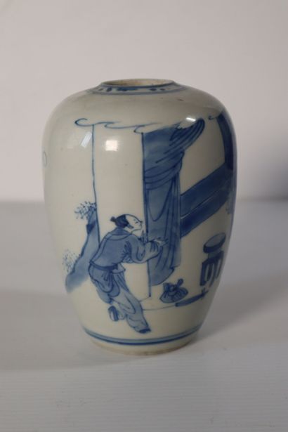 null CHINE, Epoque KANGXI (1662 - 1722)
Pot en porcelaine décorée en bleu sous couverte...