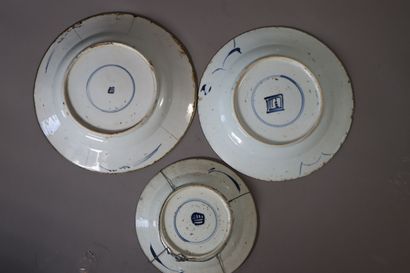null Chine - XVIIIE siècle
Trois assiettes en porcelaine bleu blanc à décor de paniers...