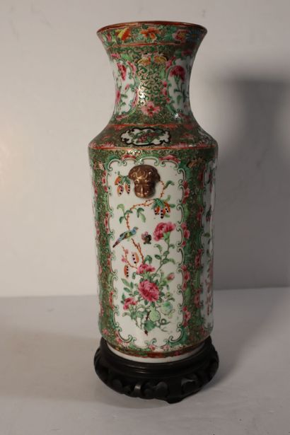 null CHINE, Canton, XIXe siècle
Vase de forme rouleau en porcelaine émaillée polychrome...