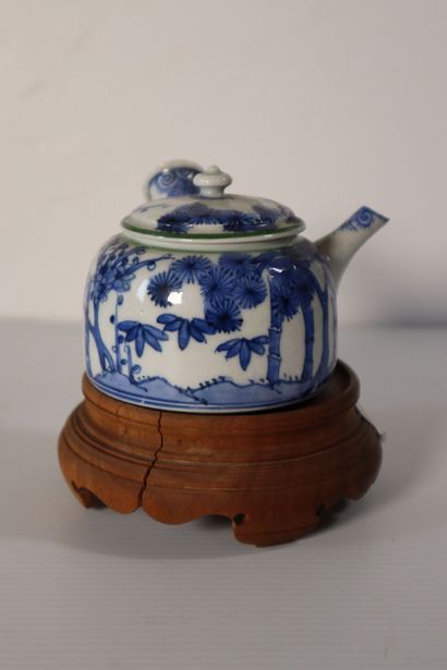 null CHINE, XIXe siècle
Verseuse en porcelaine décorée en bleu sous couverte de pins....