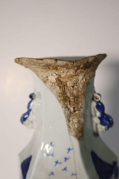 null CHINE, Canton, XIXe siècle
Vase de forme hexagonale en porcelaine émaillée blanc...