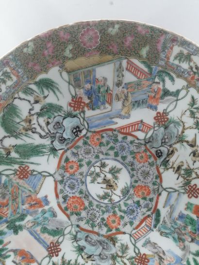 null CHINE, Canton
XIXe siècle
Assiette en porcelaine émaillée polychrome à décor...