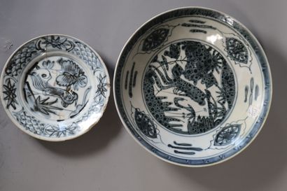 null Chine - XVIème siècle
Deux assiettes en porcelaine swatow
D : 25 et 17 cm
(fêles...