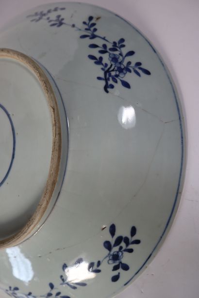null CHINE, Canton
XIXe siècle
Plat en porcelaine décorée en bleus sous couverte...
