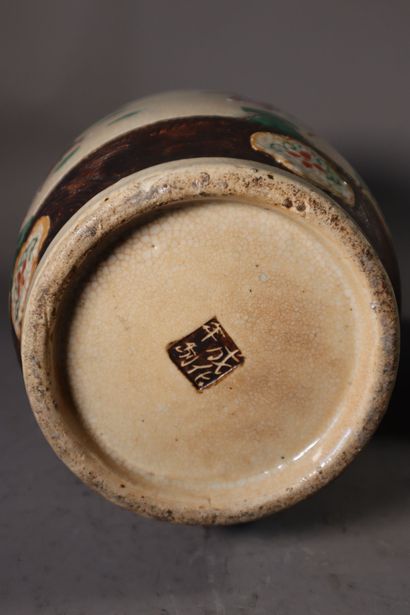null CHINE, Nankin
XIXe siècle
Paire de vases en porcelaine émaillée polychrome à...