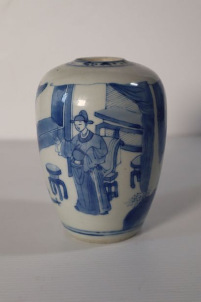 null CHINE, Epoque KANGXI (1662 - 1722)
Pot en porcelaine décorée en bleu sous couverte...