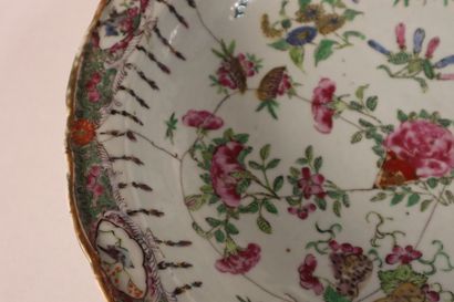 null CHINE, Canton, XIXème siècle 
Plat en porcelaine émaillée polychrome à décor...