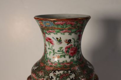 null CHINE, Canton, XIXe siècle
Vase de forme rouleau en porcelaine émaillée polychrome...