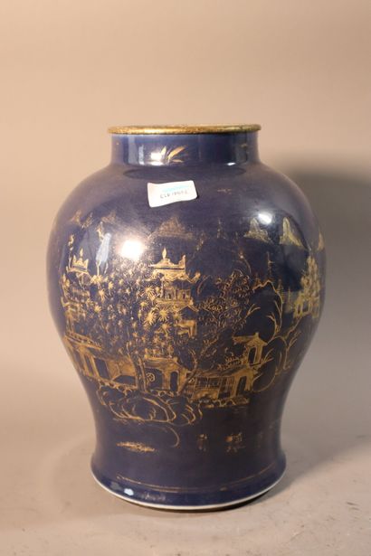 null CHINE, Epoque QIANLONG (1736 - 1795)	
Potiche de forme balustre en porcelaine...