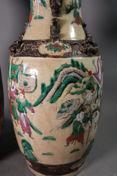 null CHINE, Nankin
XIXe siècle
Paire de vases en porcelaine émaillée polychrome à...