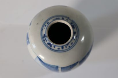 null CHINE, Epoque KANGXI (1662 - 1722)
Pot en porcelaine décorée en bleu sous couverte...