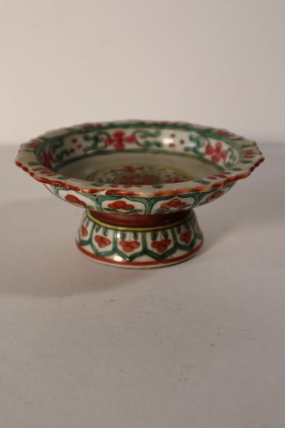 null CHINE, Bencharong, pour la Thaïlande, XIXe siècle
Coupe sur piédouche en porcelaine...