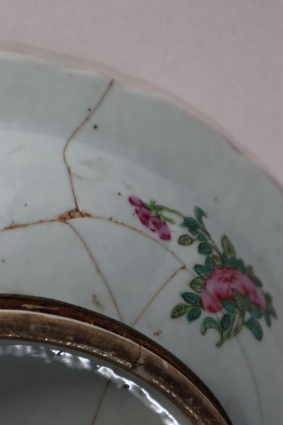 null CHINE, Canton, XIXème siècle 
Plat en porcelaine émaillée polychrome à décor...