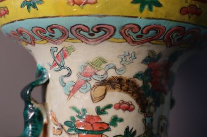 null CHINE, Canton, XIXe siècle	
Vase balustre en porcelaine émaillée polychrome...