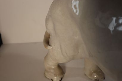 null CHINE, XXe siècle
Eléphant en porcelaine émaillée blanc. 
Dim. 26 x 46 x 28,5...