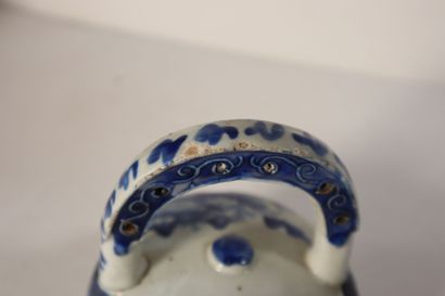 null VIETNAM
XIXe siècle
Pot à chaux en porcelaine décorée en bleu sous couverte...