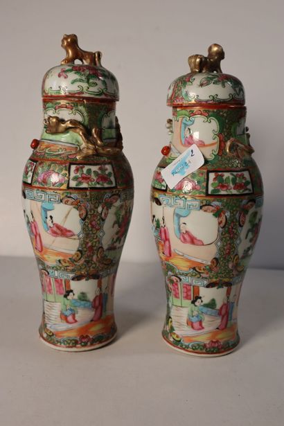 null CHINA, Canton
19th century
A pair of porcelain covered vases decorated in polychrome...