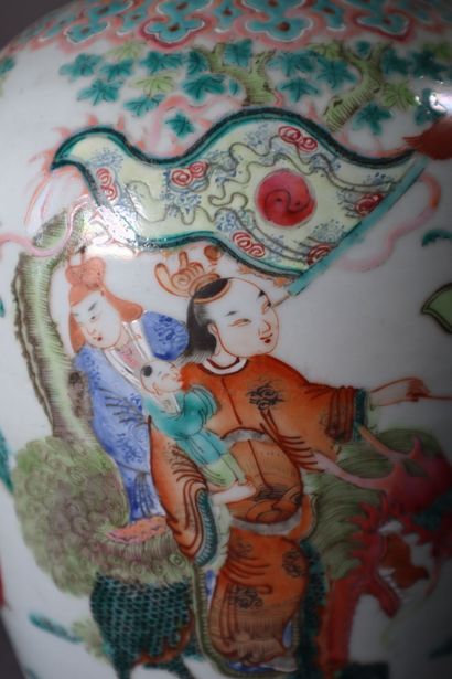 null CHINE, XXe siècle
Pot couvert en porcelaine émaillée polychrome d'immortel chevauchant...