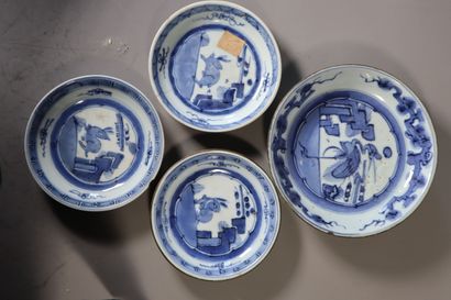 null Chine du sud - Vietnam
3 petites coupes en porcelaine bleu blanc à décor de...