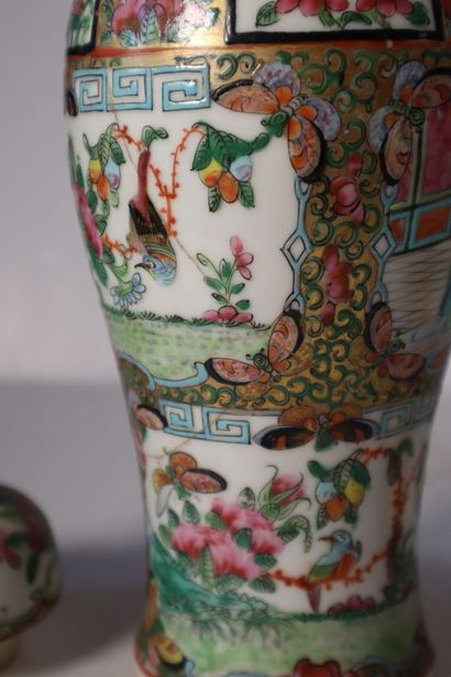 null CHINE, Canton
XIXe siècle
Paire de vases couverts en porcelaine décorée en émaux...