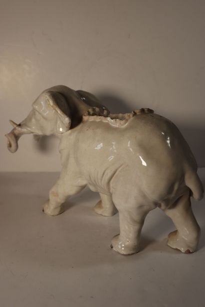 null CHINE, XXe siècle
Eléphant en porcelaine émaillée blanc. 
Dim. 26 x 46 x 28,5...