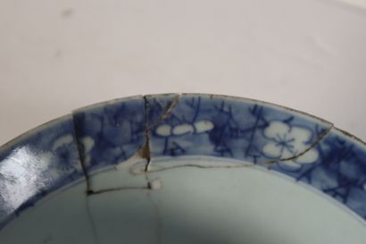 null CHINE
Epoque KANGXI (1662 - 1722)
Bol en porcelaine décorée en bleu sous couverte...