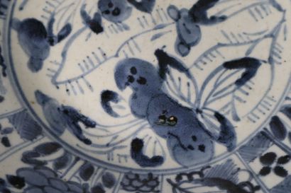 null CHINE
Epoque KANGXI (1662 - 1722)
Assiette en porcelaine décorée en bleu sous...