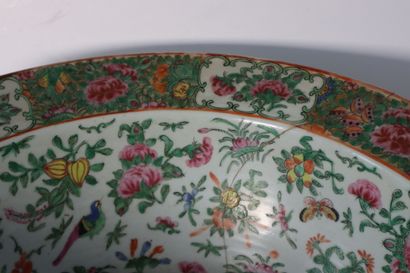 null CHINE, Canton, XIXe siècle
Plat creux en porcelaine émaillée polychrome à décor...