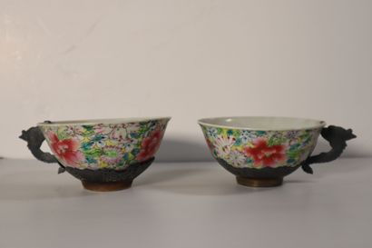 null CHINE
Epoque de la République - MINGUO (1912 - 1949)
Paire de bols en porcelaine...