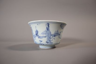 null CHINE
Bol en porcelaine bleu blanc à bords évasés
Chine, marque apocryphe Chenghua
D....