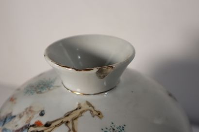 null CHINE, Epoque de la République - MINGUO (1912 - 1949)
Pot couvert en porcelaine...