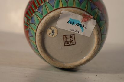 null CHINE, XIXe siècle
Pot à gingembre en porcelaine émaillée polychrome d'oiseau...