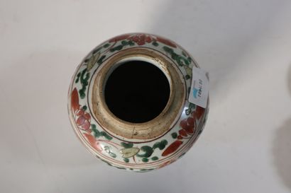null CHINE, Période Transition, XVIIe siècle
Pot balustre en porcelaine wucai à décor...