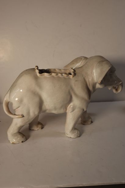 null CHINE, XXe siècle
Eléphant en porcelaine émaillée blanc. 
Dim. 26 x 46 x 28,5...