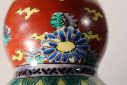 null JAPON, Fours de Kutani
Epoque MEIJI (1868 - 1912)
Vase double gourde en porcelaine...