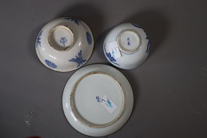 null VIETNAM 
Assiette en porcelaine bleu blanc à décor de scène animée de cavalier...