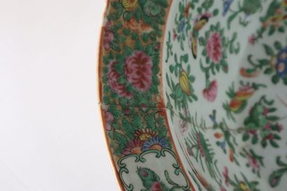 null CHINE, Canton, XIXe siècle
Plat creux en porcelaine émaillée polychrome à décor...