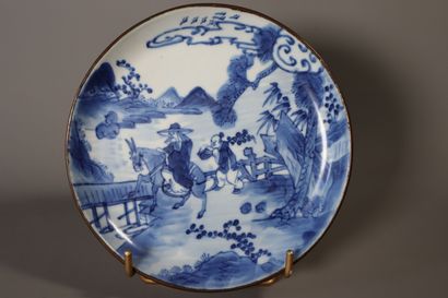 null VIETNAM 
Assiette en porcelaine bleu blanc à décor de scène animée de cavalier...