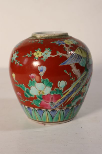 null CHINE, XIXe siècle
Pot à gingembre en porcelaine émaillée polychrome d'oiseau...